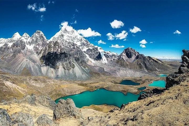 Vue panoramique sur plusieurs lacs turquoise sous les sommets enneigés de l'Ausangate